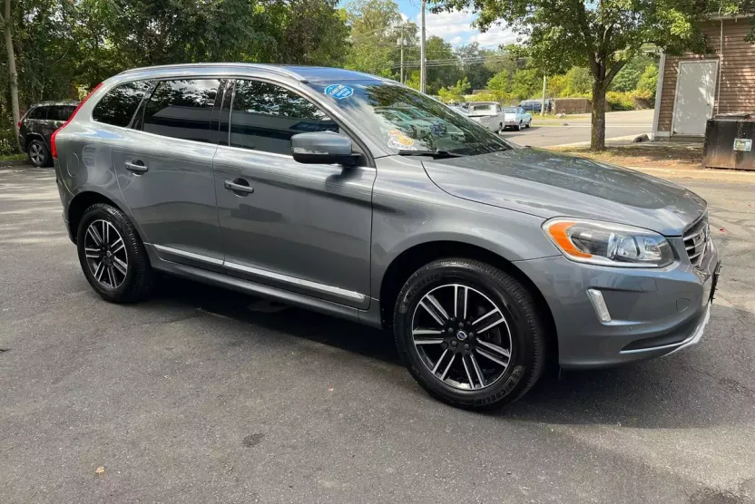 2016 Volvo XC60 T6 Drive-E Platinum photo 1
