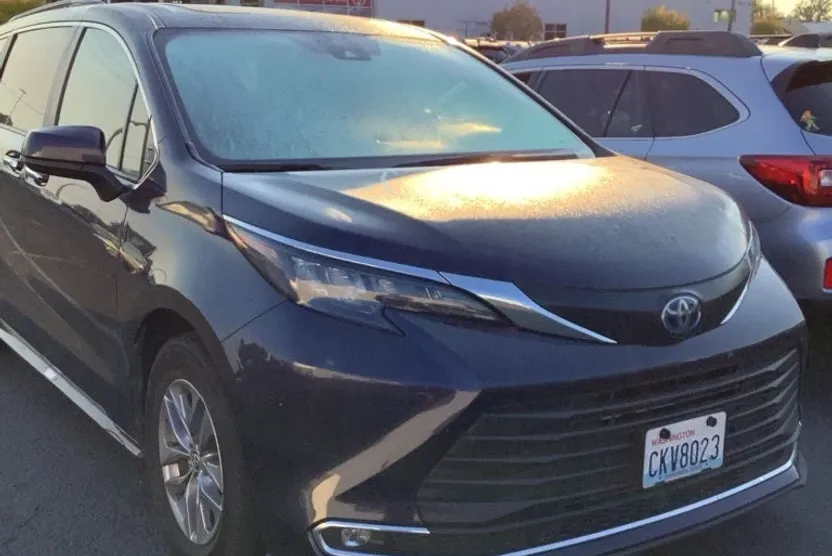 2024 Toyota Sienna XLE photo 1