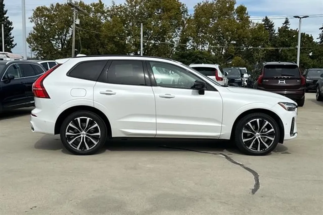 2023 Volvo XC60 B5 Plus photo 1