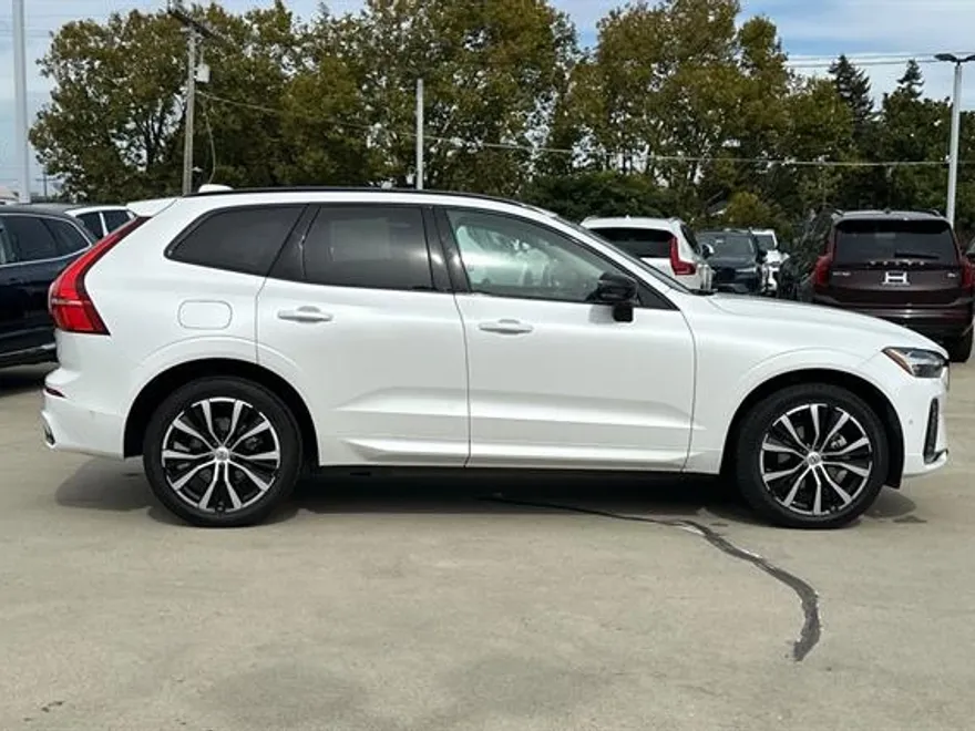 2023 Volvo XC60 B5 Plus photo 1