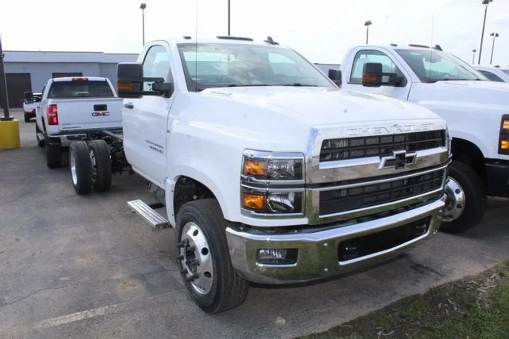 2024 Chevrolet Silverado 5500HD LT photo 1
