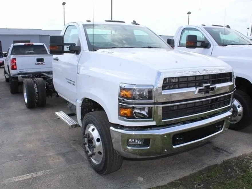 2024 Chevrolet Silverado 5500HD LT photo 1
