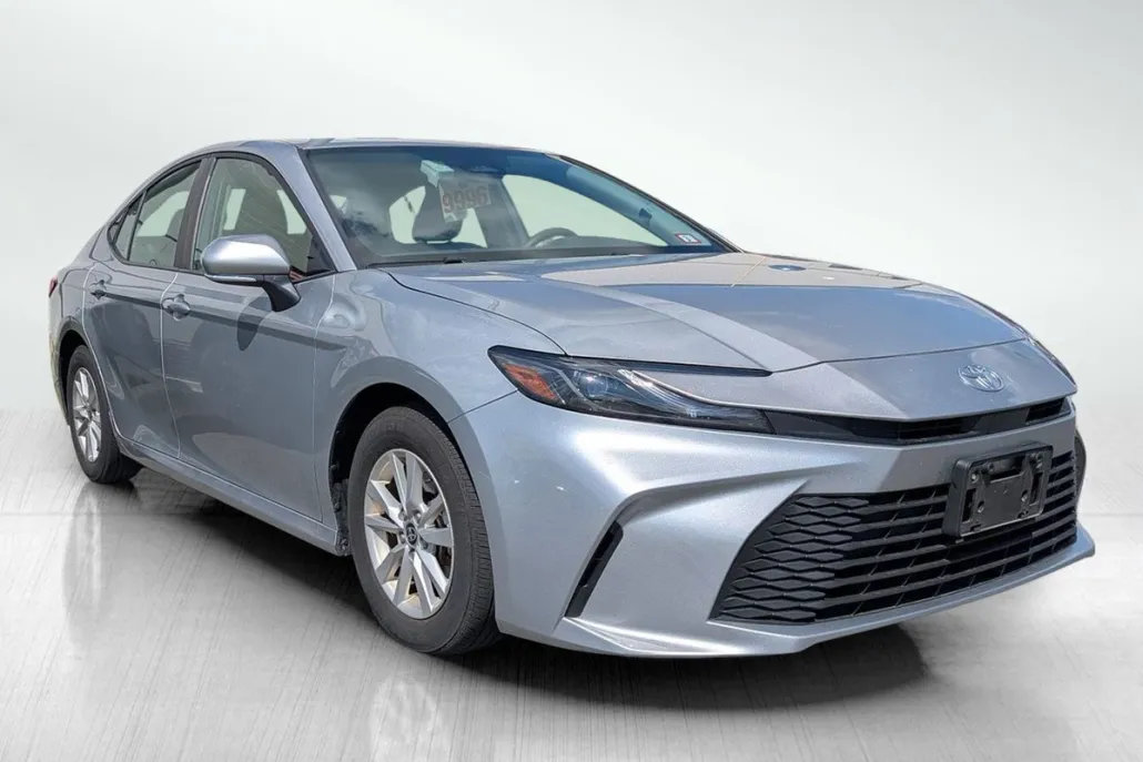 2025 Toyota Camry LE photo 1