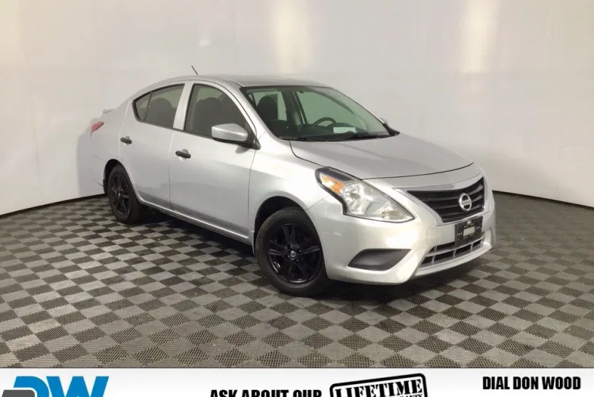 2019 Nissan Versa 1.6 Plus photo 1