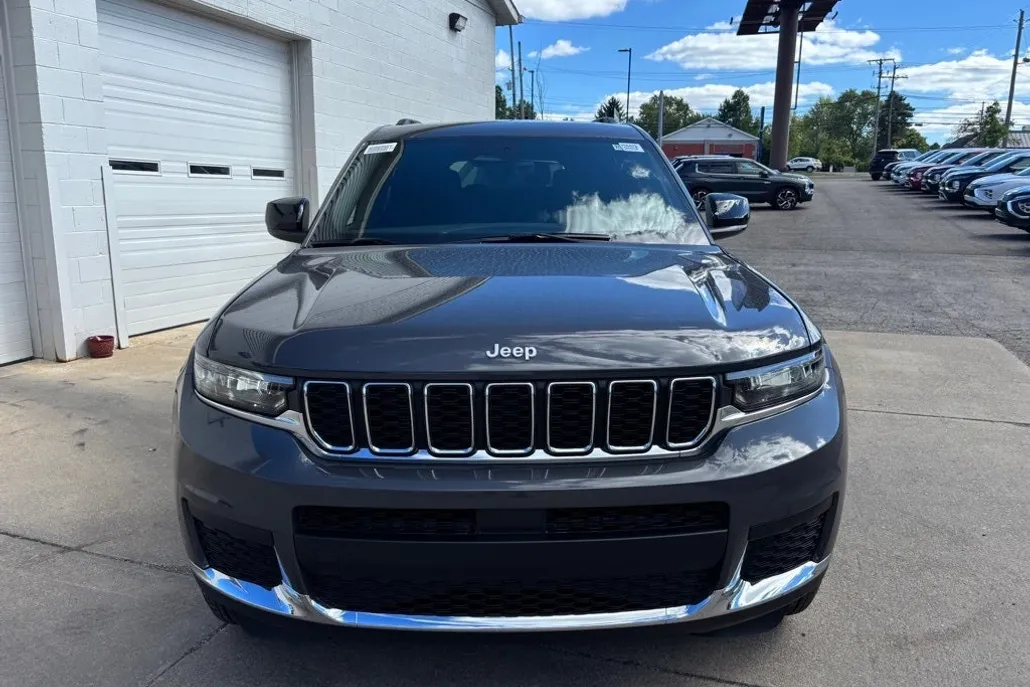 2025 Jeep Grand Cherokee Laredo photo 1