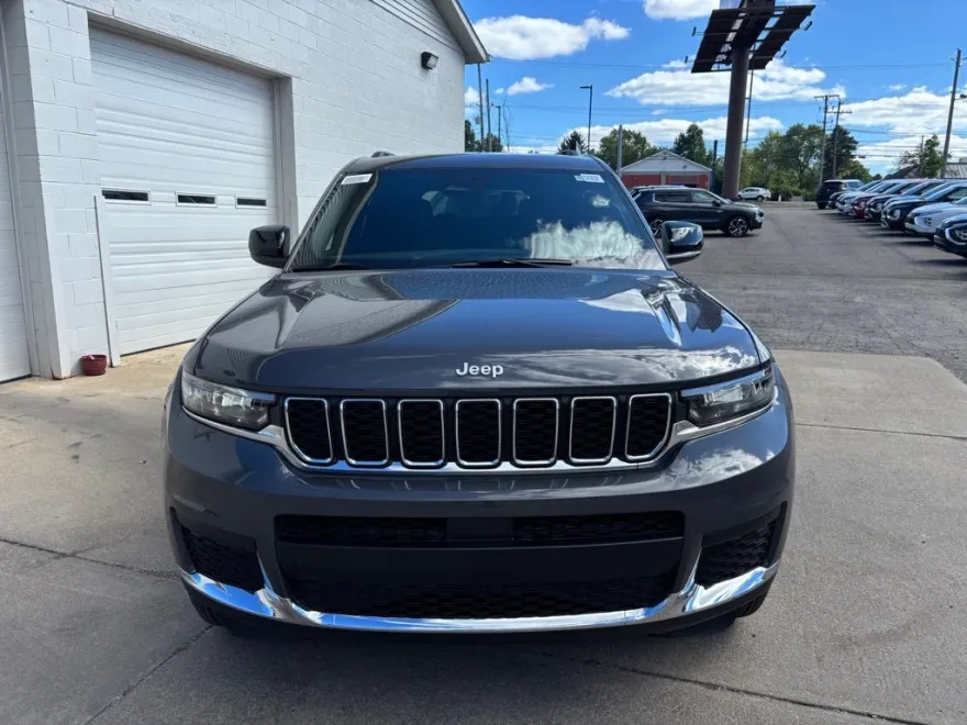 2025 Jeep Grand Cherokee Laredo photo 1