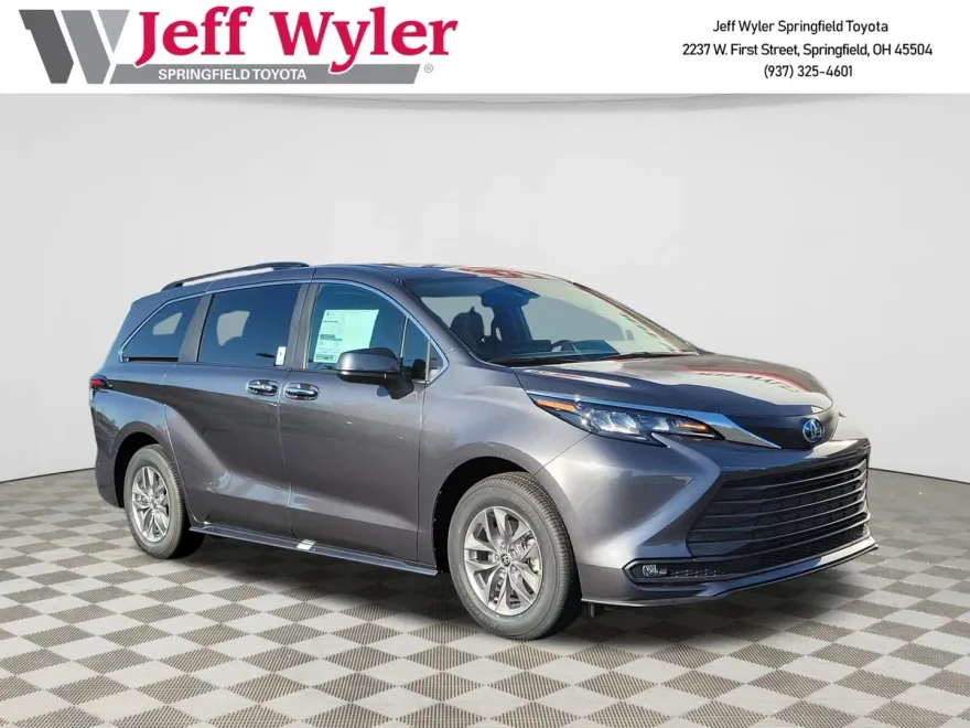 2025 Toyota Sienna XLE photo 1