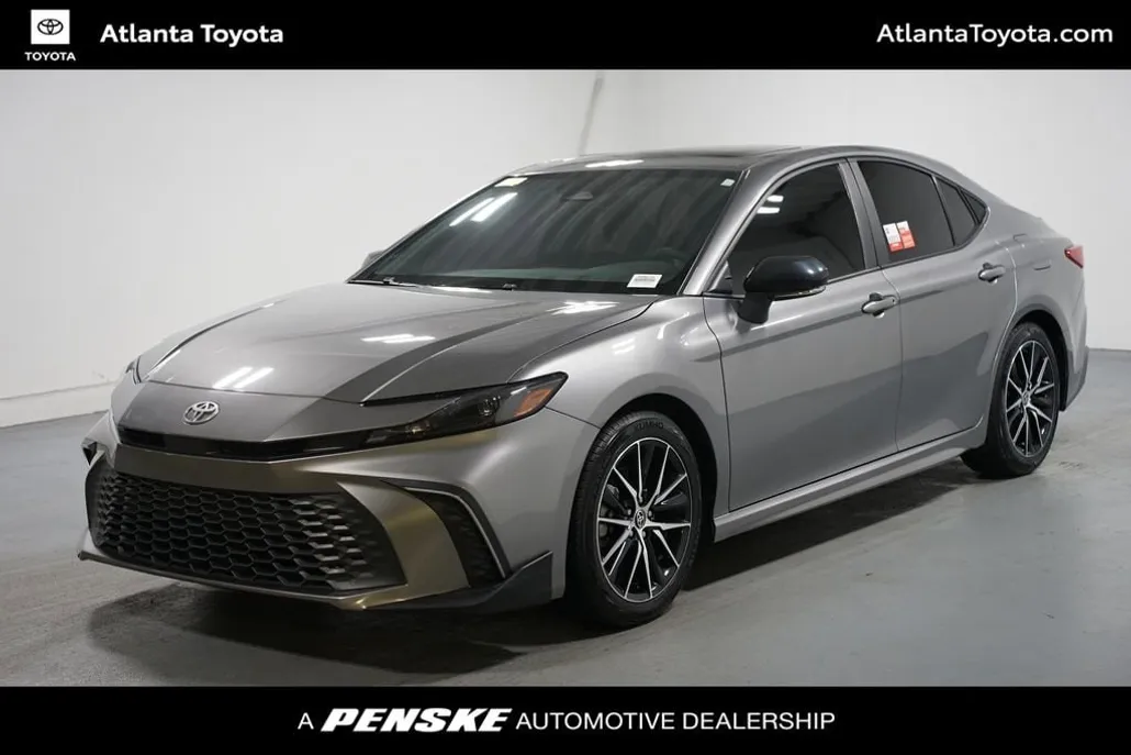 2025 Toyota Camry SE Hybrid photo 1