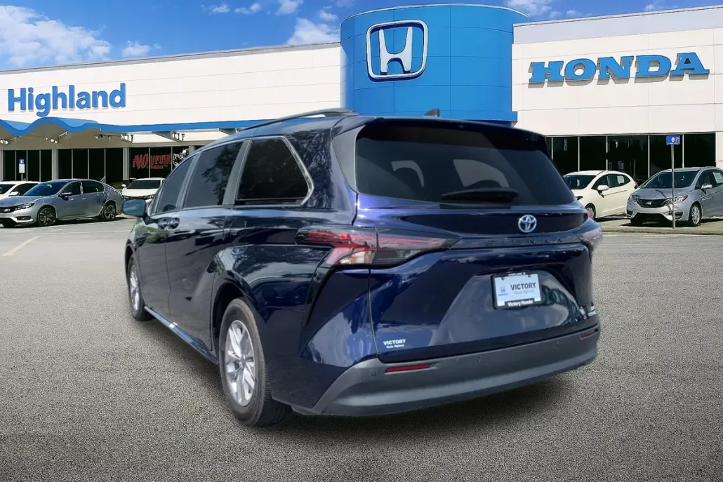 2024 Toyota Sienna XLE photo 1