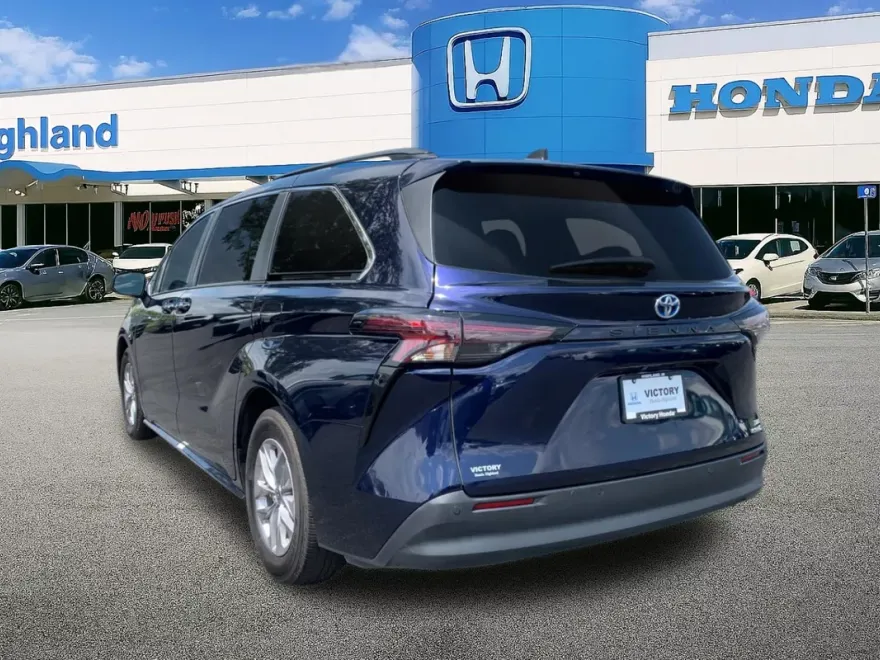 2024 Toyota Sienna XLE photo 1