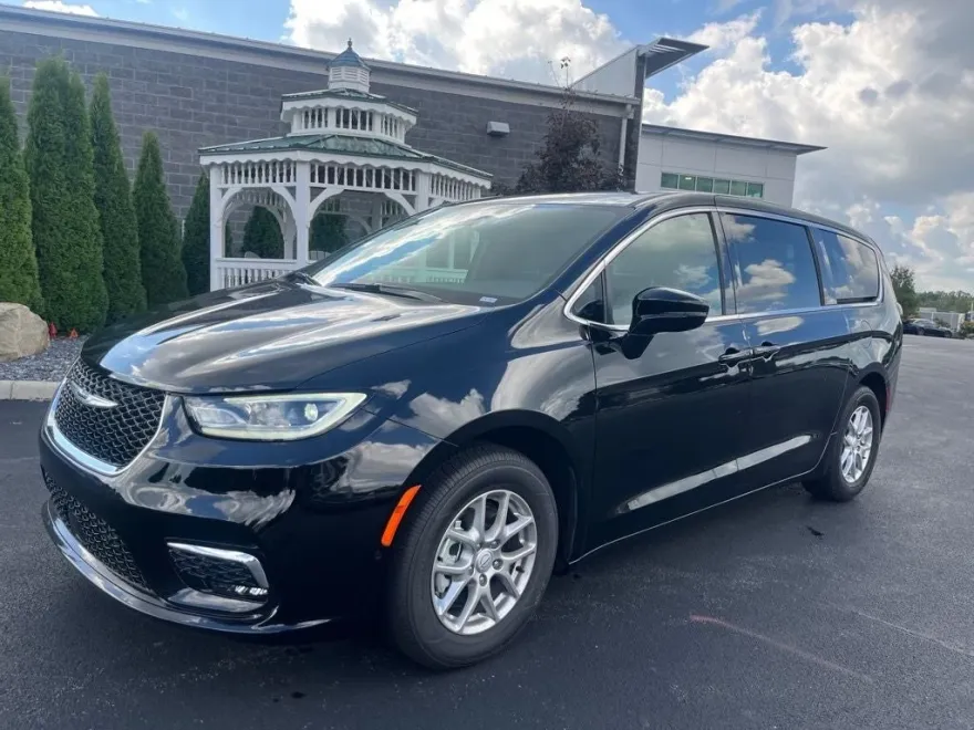 2025 Chrysler Pacifica photo 1