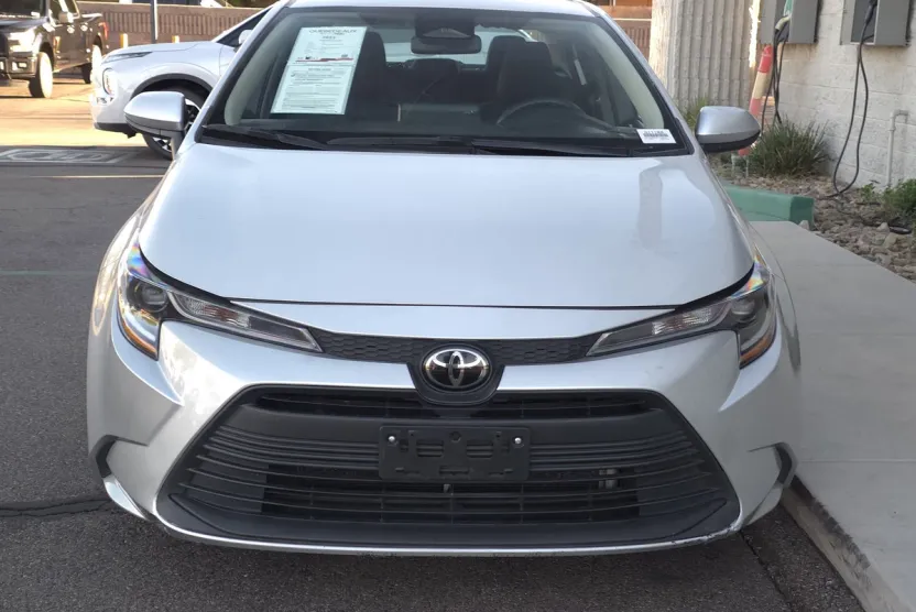 2023 Toyota Corolla LE photo 1