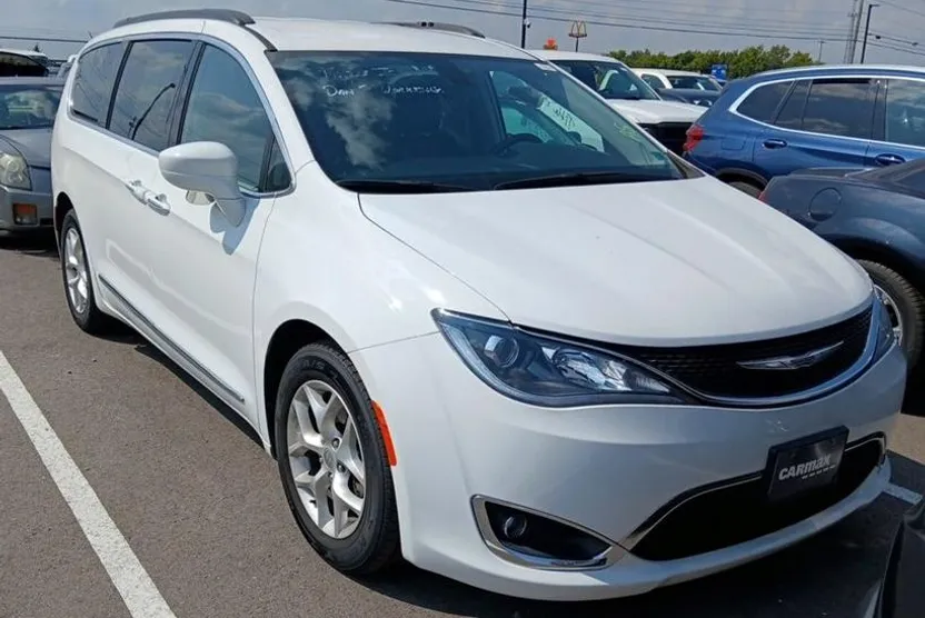 2017 Chrysler Pacifica Touring L photo 1