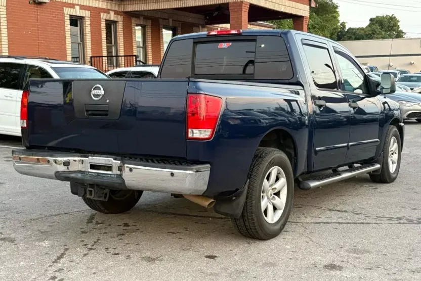 2011 Nissan Titan Crew Cab SV photo 1