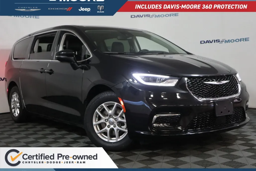 2023 Chrysler Pacifica Touring L photo 1