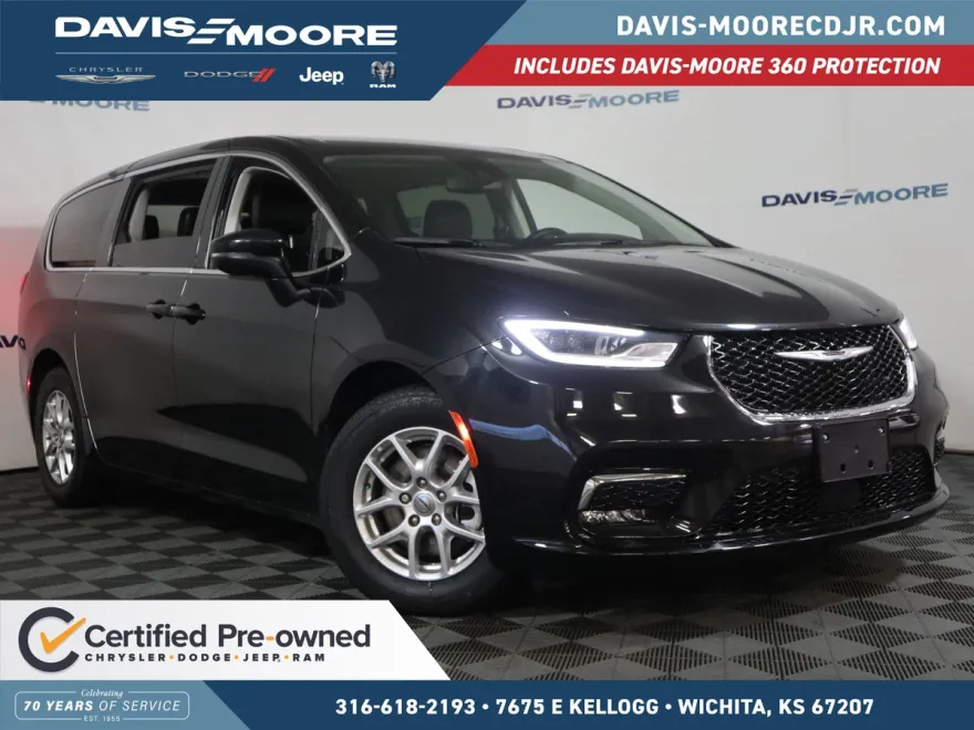 2023 Chrysler Pacifica Touring L photo 1