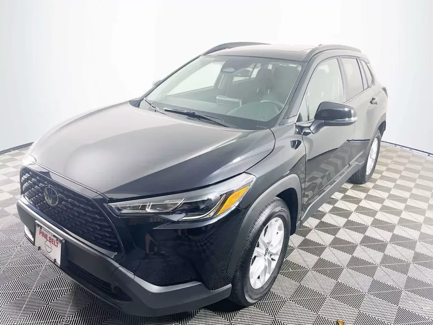 2023 Toyota Corolla Cross LE photo 1
