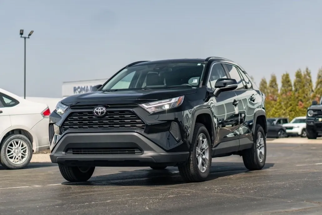 2023 Toyota RAV4 XLE photo 1
