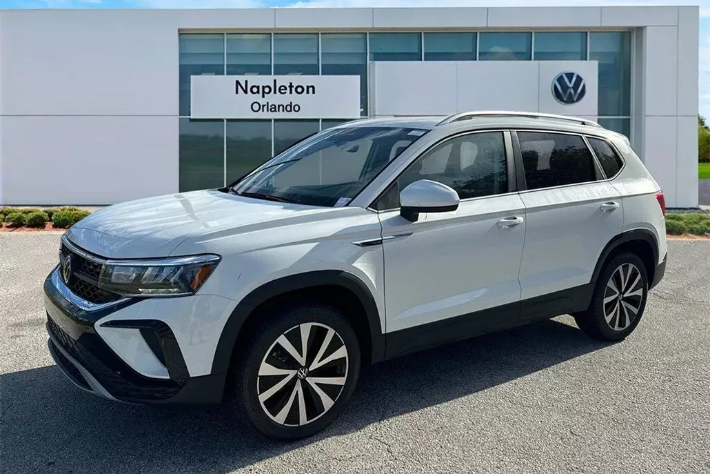2024 Volkswagen Taos SE photo 1