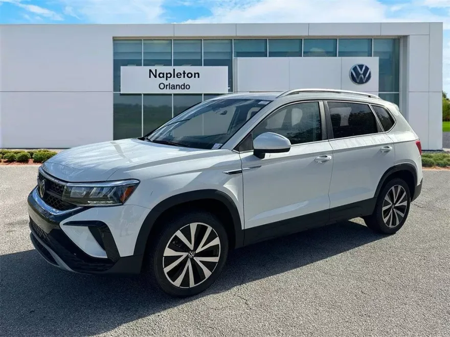2024 Volkswagen Taos SE photo 1