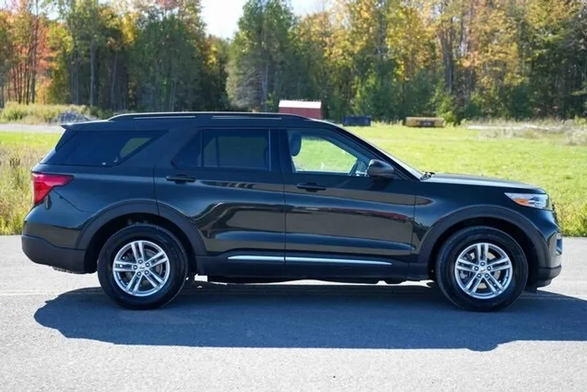 2023 Ford Explorer XLT photo 1