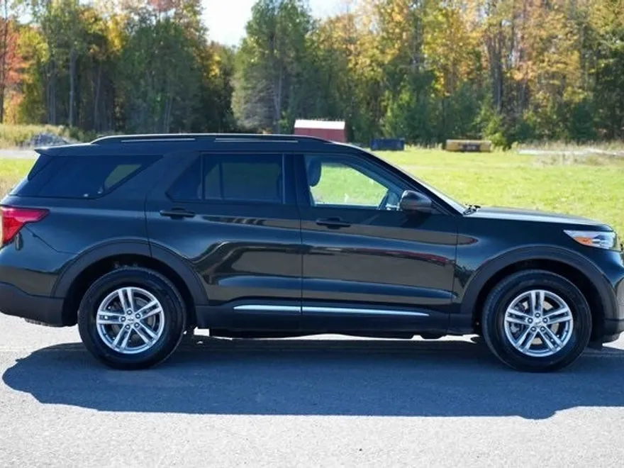 2023 Ford Explorer XLT photo 1