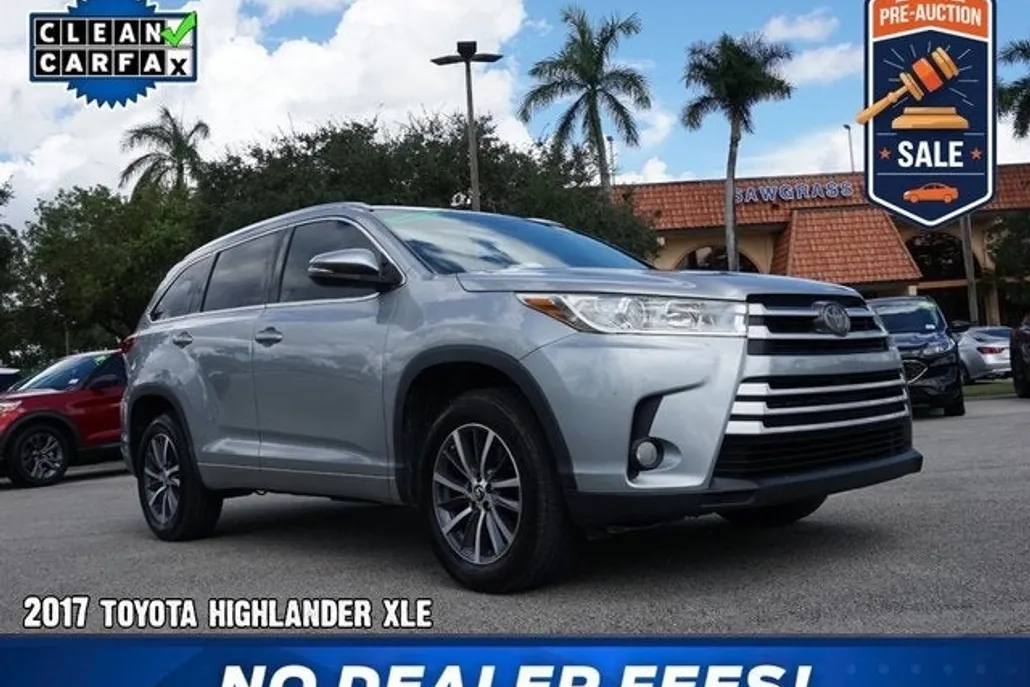 2017 Toyota Highlander Base photo 1