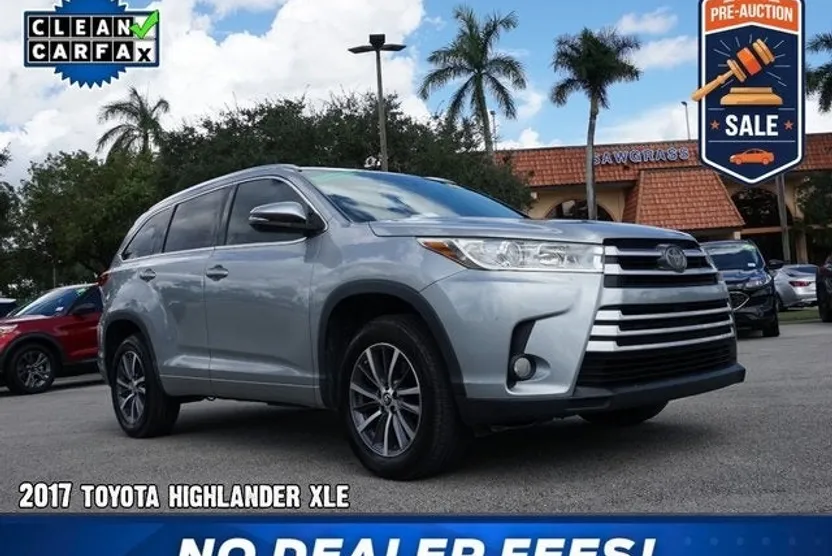 2017 Toyota Highlander Base photo 1