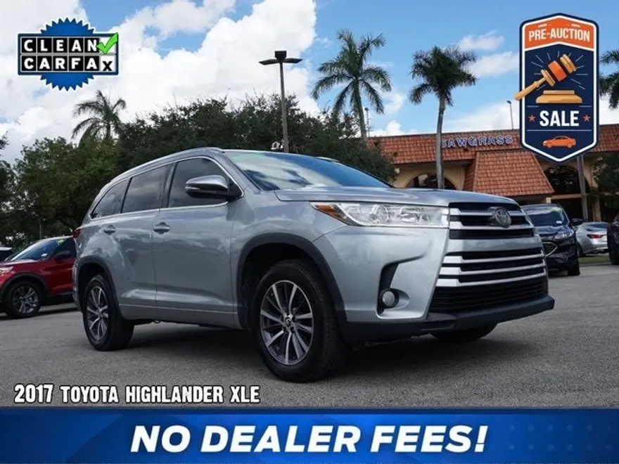 2017 Toyota Highlander Base photo 1