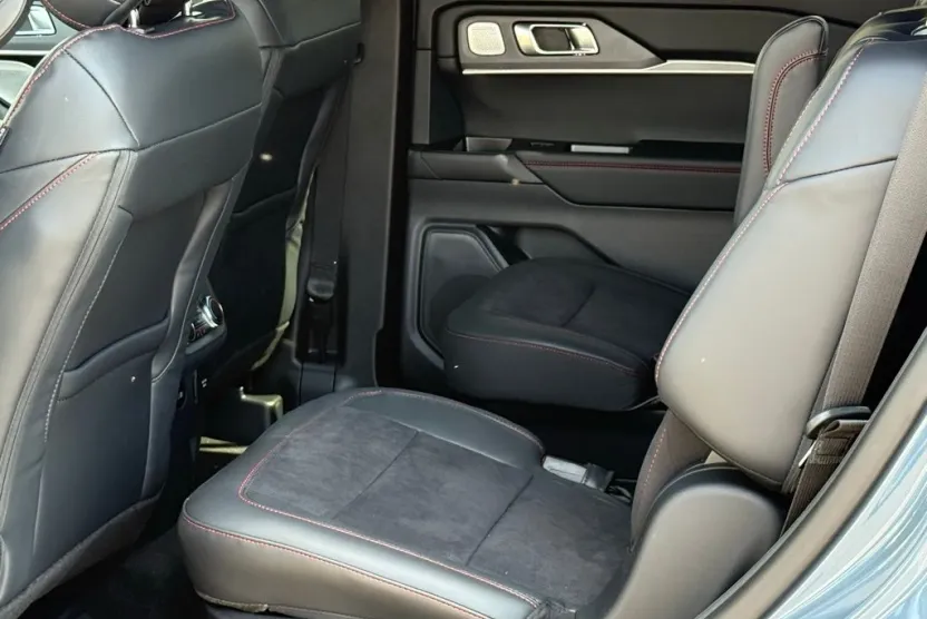 2025 Ford Explorer ST photo 1