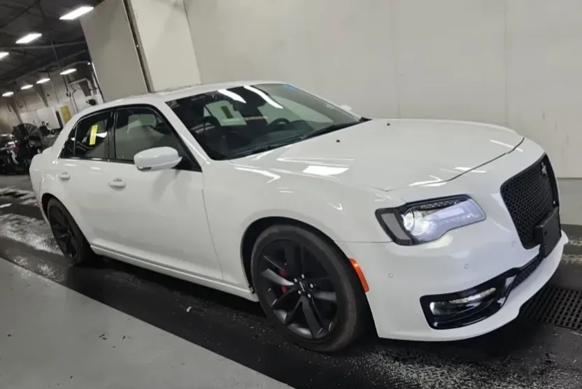 2023 Chrysler 300 C photo 1