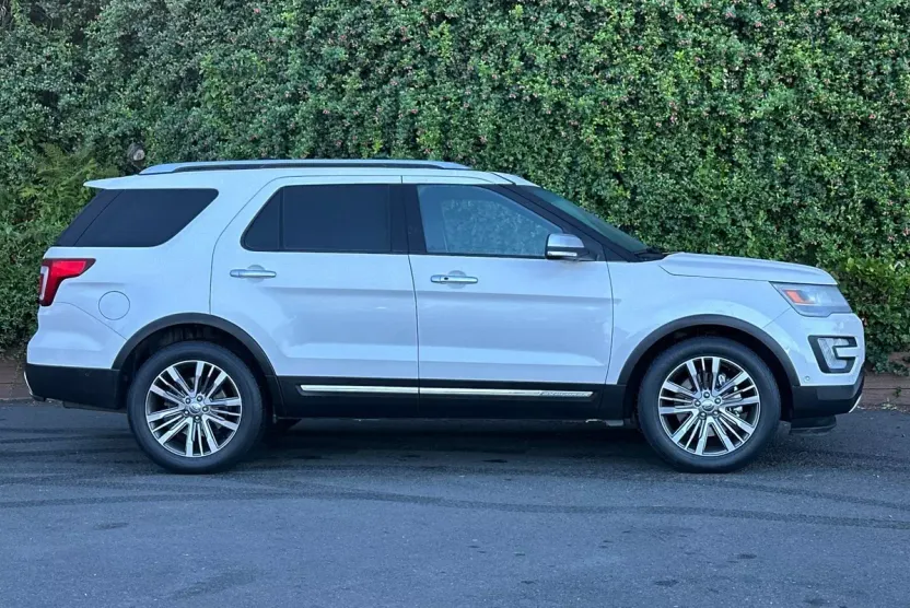 2017 Ford Explorer Platinum photo 1