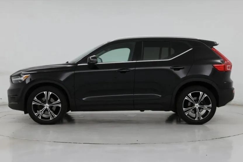 2021 Volvo XC40 Momentum AWD photo 1