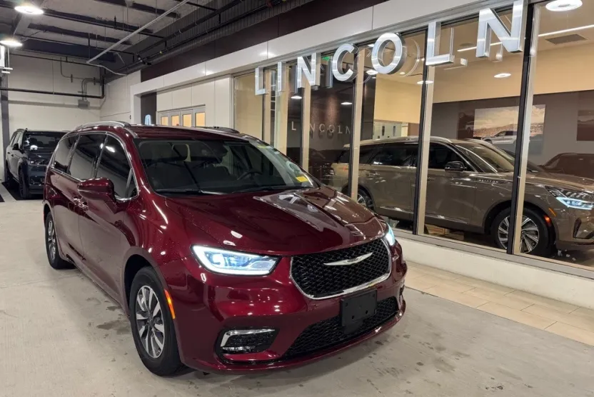 2022 Chrysler Pacifica Hybrid Touring L photo 1