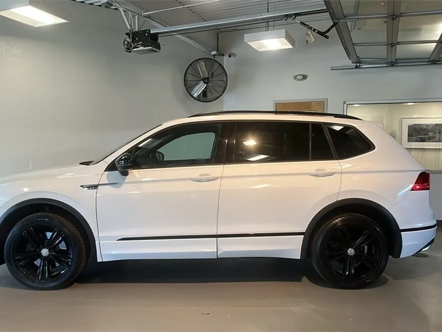 2019 Volkswagen Tiguan SEL R-Line photo 1