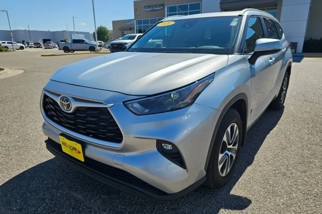 2024 Toyota Highlander LE photo 1