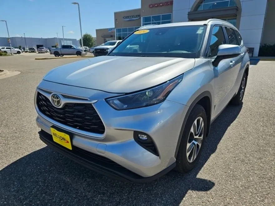 2024 Toyota Highlander LE photo 1