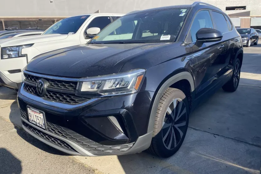 2024 Volkswagen Taos SE photo 1