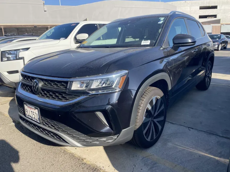 2024 Volkswagen Taos SE photo 1
