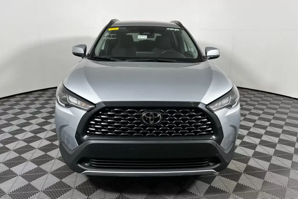 2024 Toyota Corolla Cross LE photo 1