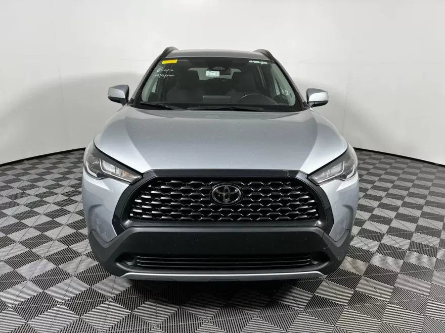 2024 Toyota Corolla Cross LE photo 1