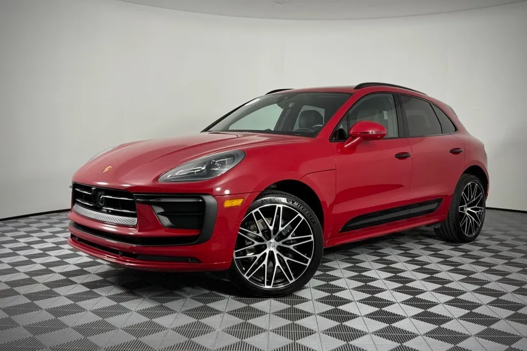 2024 Porsche Macan T photo 1