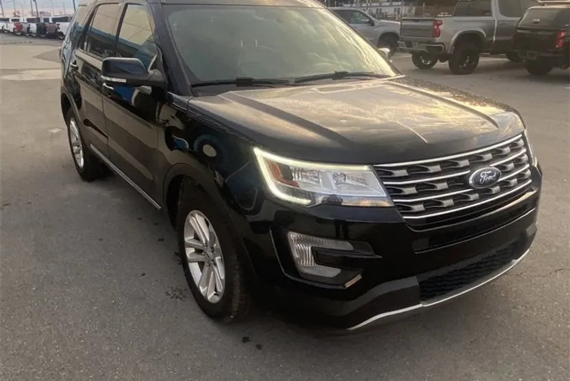 2017 Ford Explorer XLT photo 1