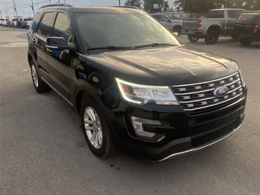 2017 Ford Explorer XLT photo 1