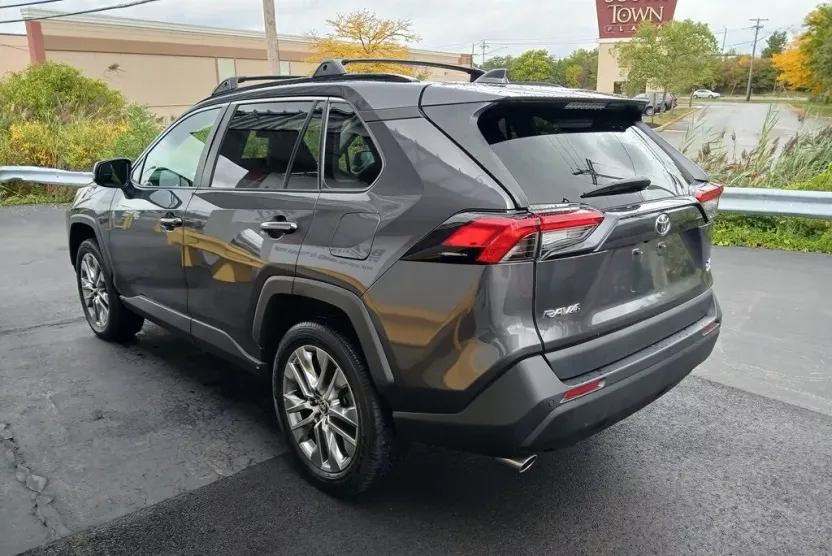 2023 Toyota RAV4 XLE Premium photo 1