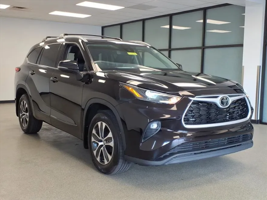 2022 Toyota Highlander XLE photo 1