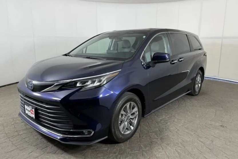 2022 Toyota Sienna XLE photo 1