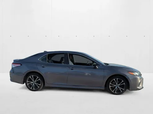 2020 Toyota Camry SE photo 4