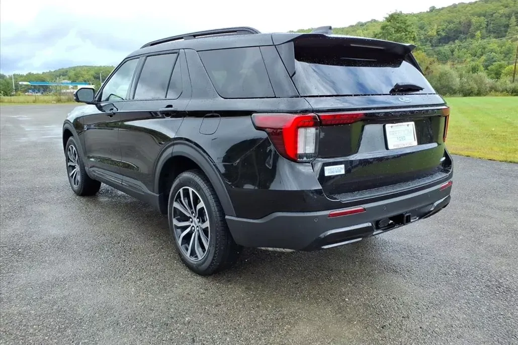 2025 Ford Explorer ST-Line photo 1