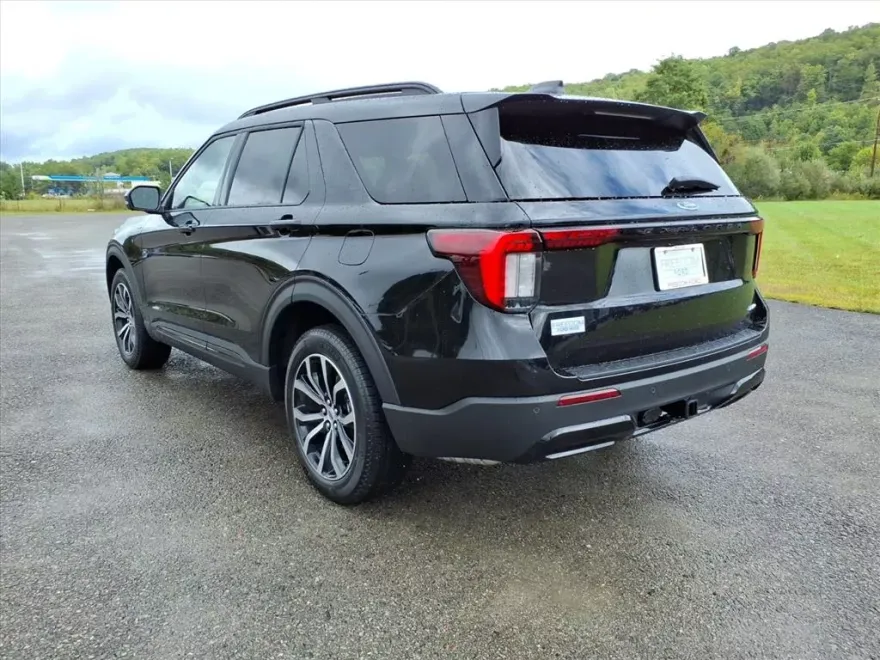 2025 Ford Explorer ST-Line photo 1